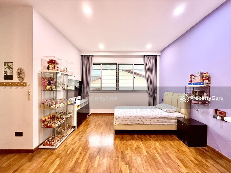 Freehold 3 Storey Plus Attic Modern Terrace near Maris Stella Pri for Sale