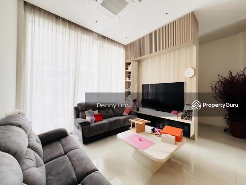 Prop-GPT: Terrace: D15  1KM TAO NAN3.5 STOREY WITH HOME LIFT (96938899 )