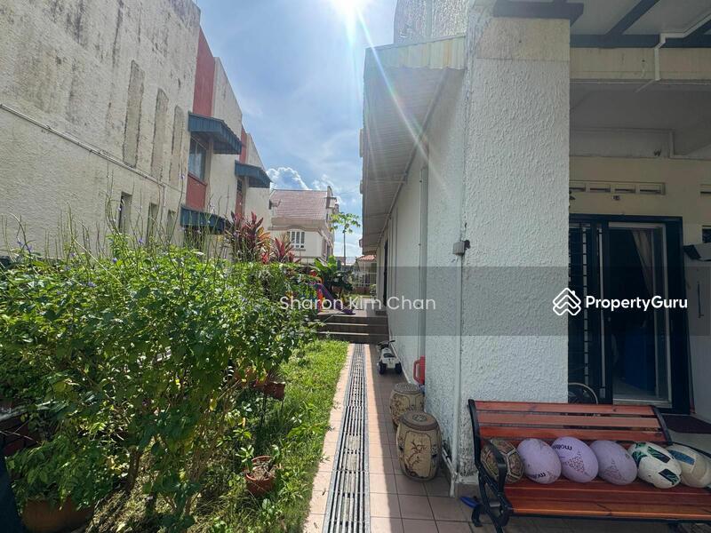 Corner Terrace for Sale: D20, 557047