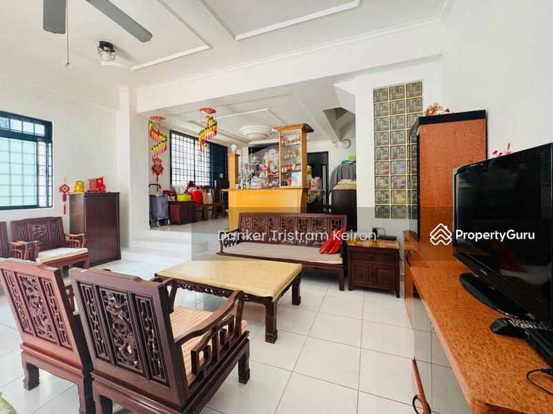 Prop-GPT: Corner Terrace: D19  LANDED7772@ D19 Good Size Good Price Corner Terrace