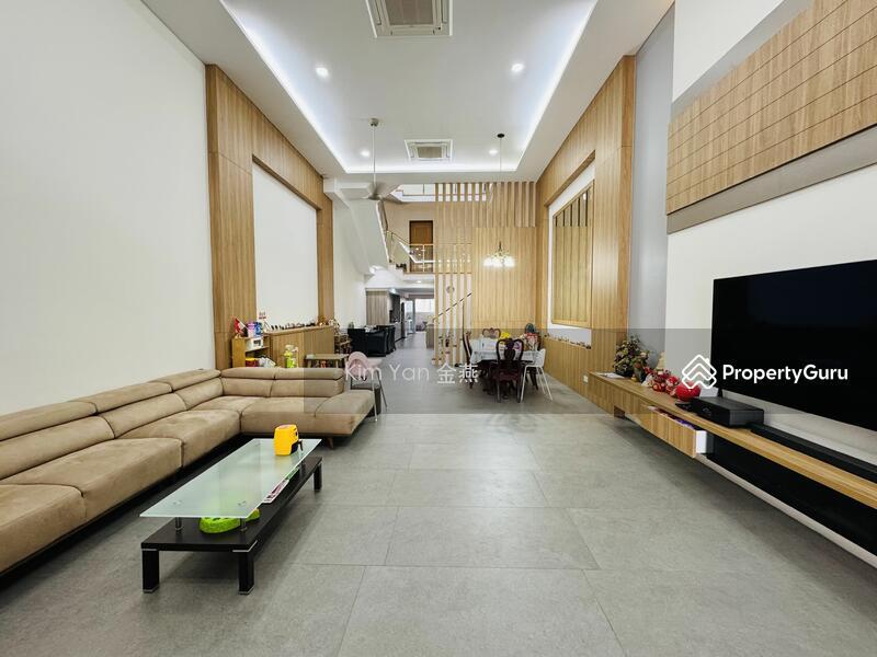 Prop-GPT: Terrace: D20  Very New Freehold Terrace with Huge ceiling, airwell bring in sky light, spacious layout, park 4cars