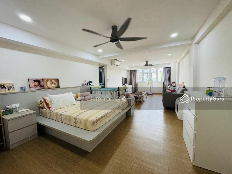 Very New Freehold Terrace with Huge ceiling, airwell bring in sky light, spacious layout, park 4cars