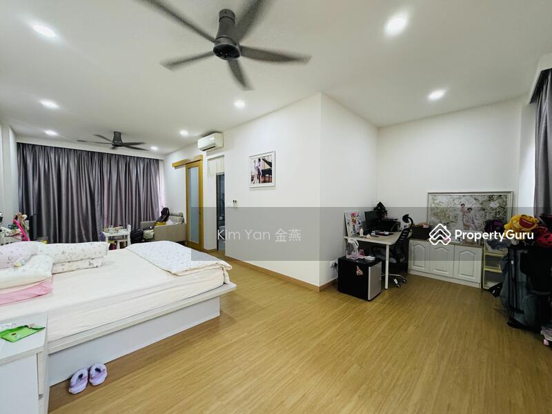 Very New Freehold Terrace with Huge ceiling, airwell bring in sky light, spacious layout, park 4cars