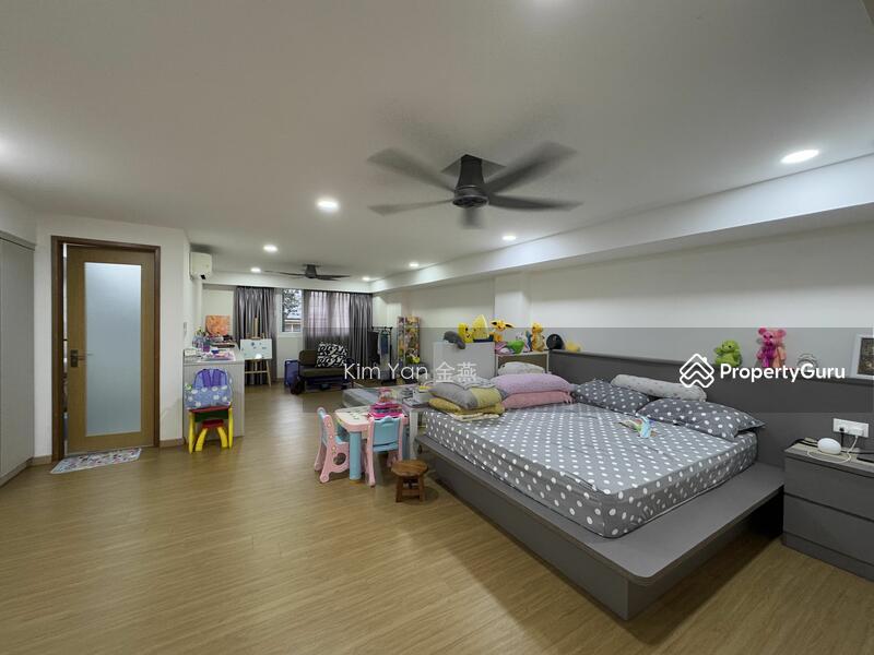 Very New Freehold Terrace with Huge ceiling, airwell bring in sky light, spacious layout, park 4cars