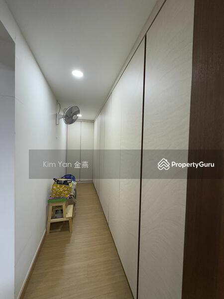 Very New Freehold Terrace with Huge ceiling, airwell bring in sky light, spacious layout, park 4cars