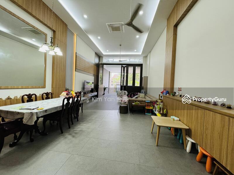 Very New Freehold Terrace with Huge ceiling, airwell bring in sky light, spacious layout, park 4cars