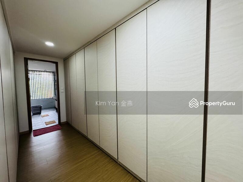 Very New Freehold Terrace with Huge ceiling, airwell bring in sky light, spacious layout, park 4cars