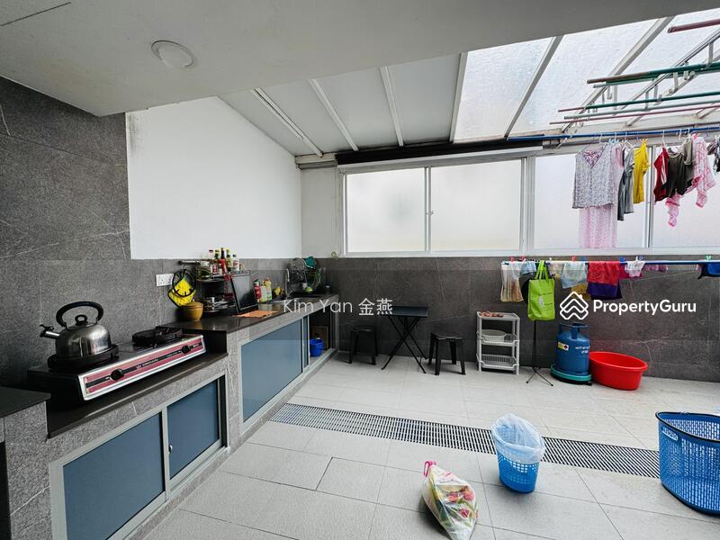 Very New Freehold Terrace with Huge ceiling, airwell bring in sky light, spacious layout, park 4cars