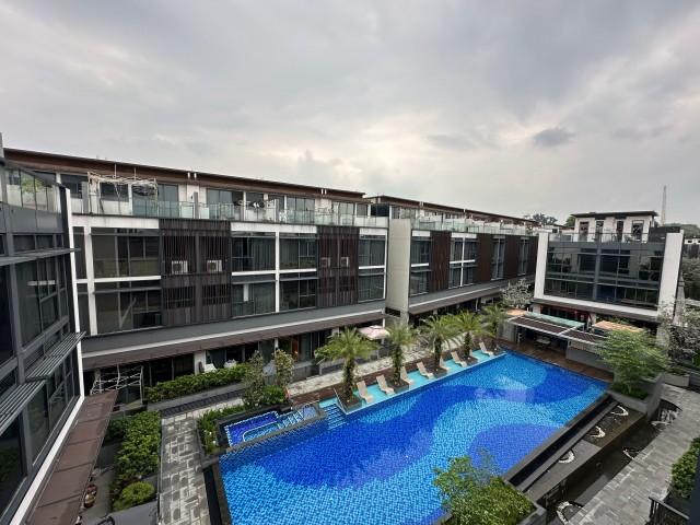 Prop-GPT: Condominium: D27  Freehold landed house facing sea | 5 bedroom | with lift | Sell vacant
