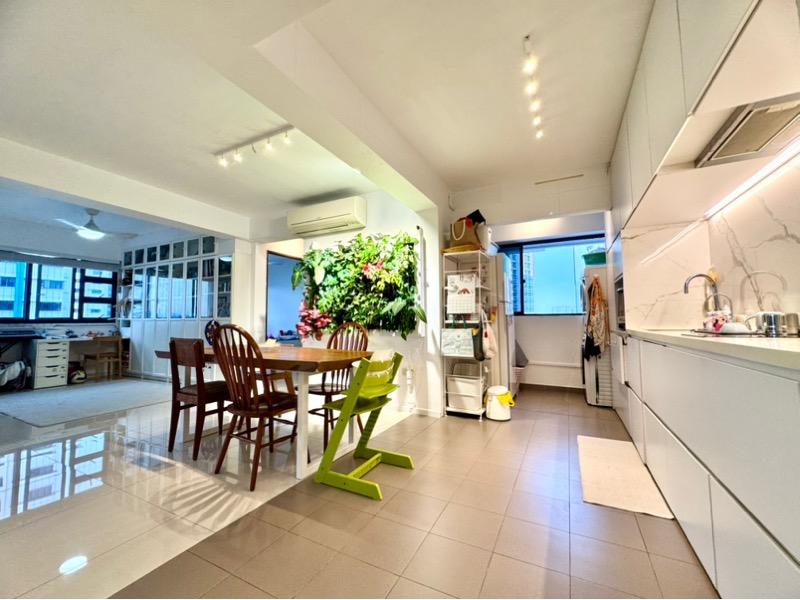 Prop-GPT: HDB Apartment: D10 Holland 30 Ghim Moh Edge