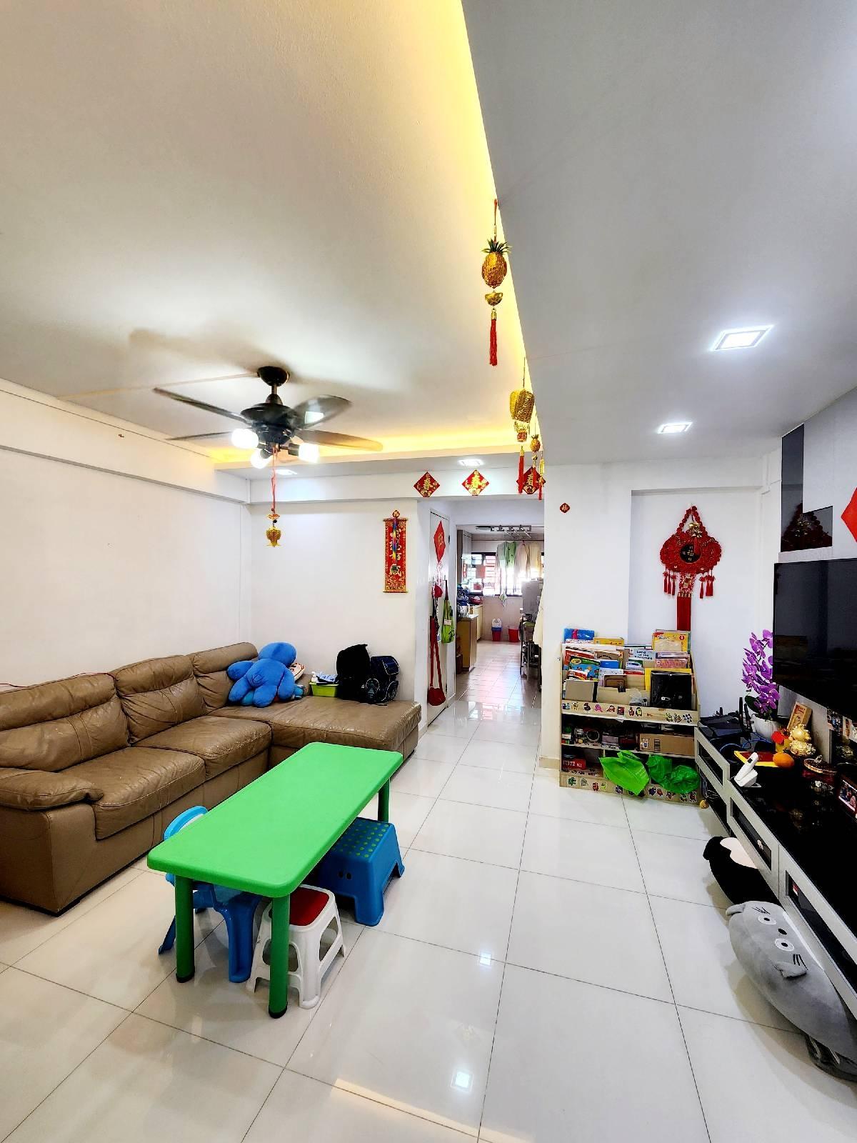 Prop-GPT: HDB Apartment: D27 Yishun 702 Yishun Avenue 5