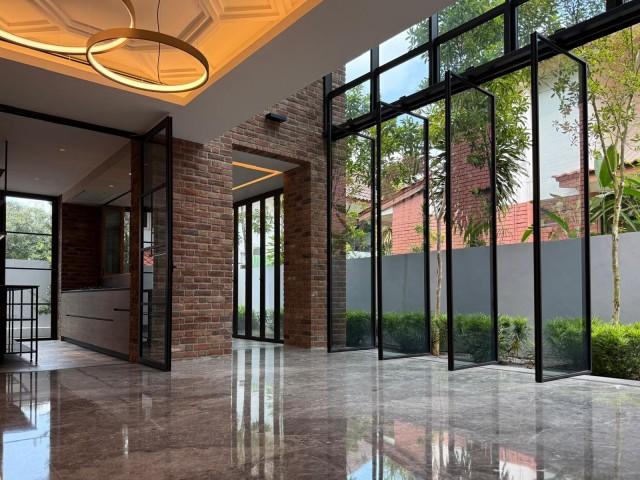 Prop-GPT: Semi-Detached: D20 Thomson ?SEMI-DETACHED 2.5 Storey @ SEMBAWANG HILLS | 1km to CHIJ St Nicholas ?Eminence Landed?