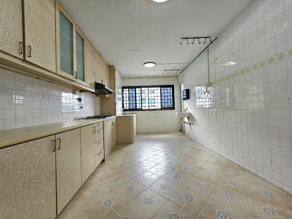 309 Hougang Avenue 5 HDB Apartment For Sale, $468,000, 2 Bed 2 Bath 721 sqft $649.00 psf