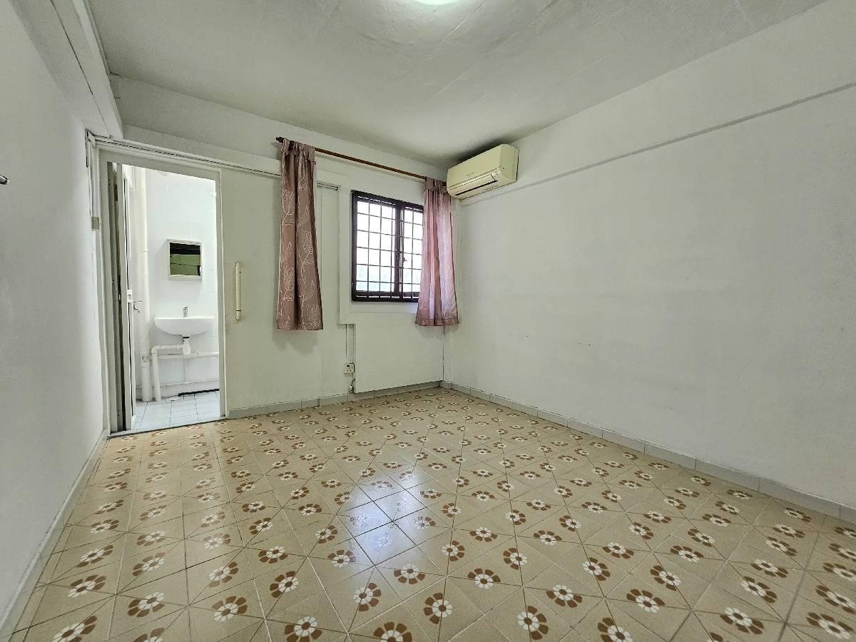 309 Hougang Avenue 5 HDB Apartment For Sale, $468,000, 2 Bed 2 Bath 721 sqft $649.00 psf