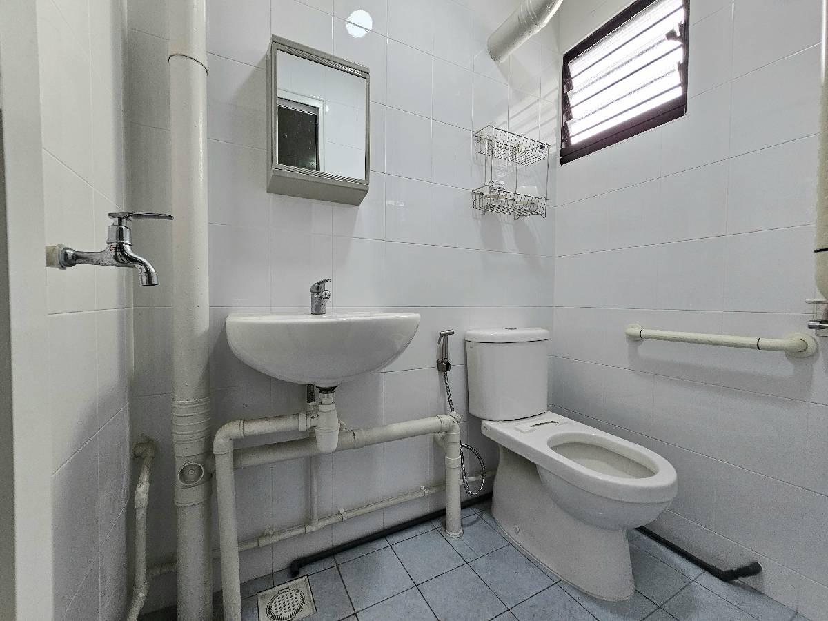 309 Hougang Avenue 5 HDB Apartment For Sale, $468,000, 2 Bed 2 Bath 721 sqft $649.00 psf