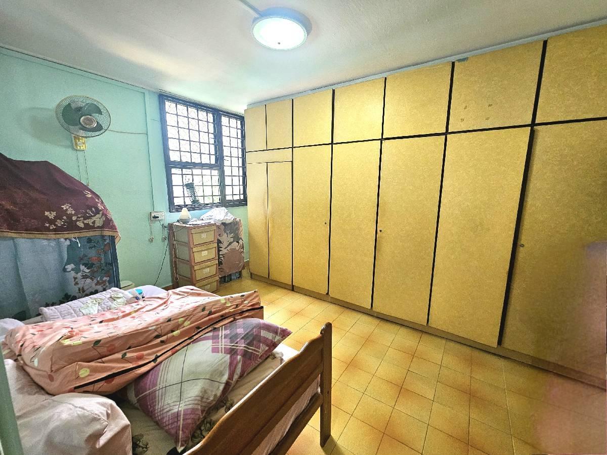 2 Ghim Moh Road HDB Apartment For Sale, $400,000, 2 Bed 1 Bath 700 sqft $571.00 psf