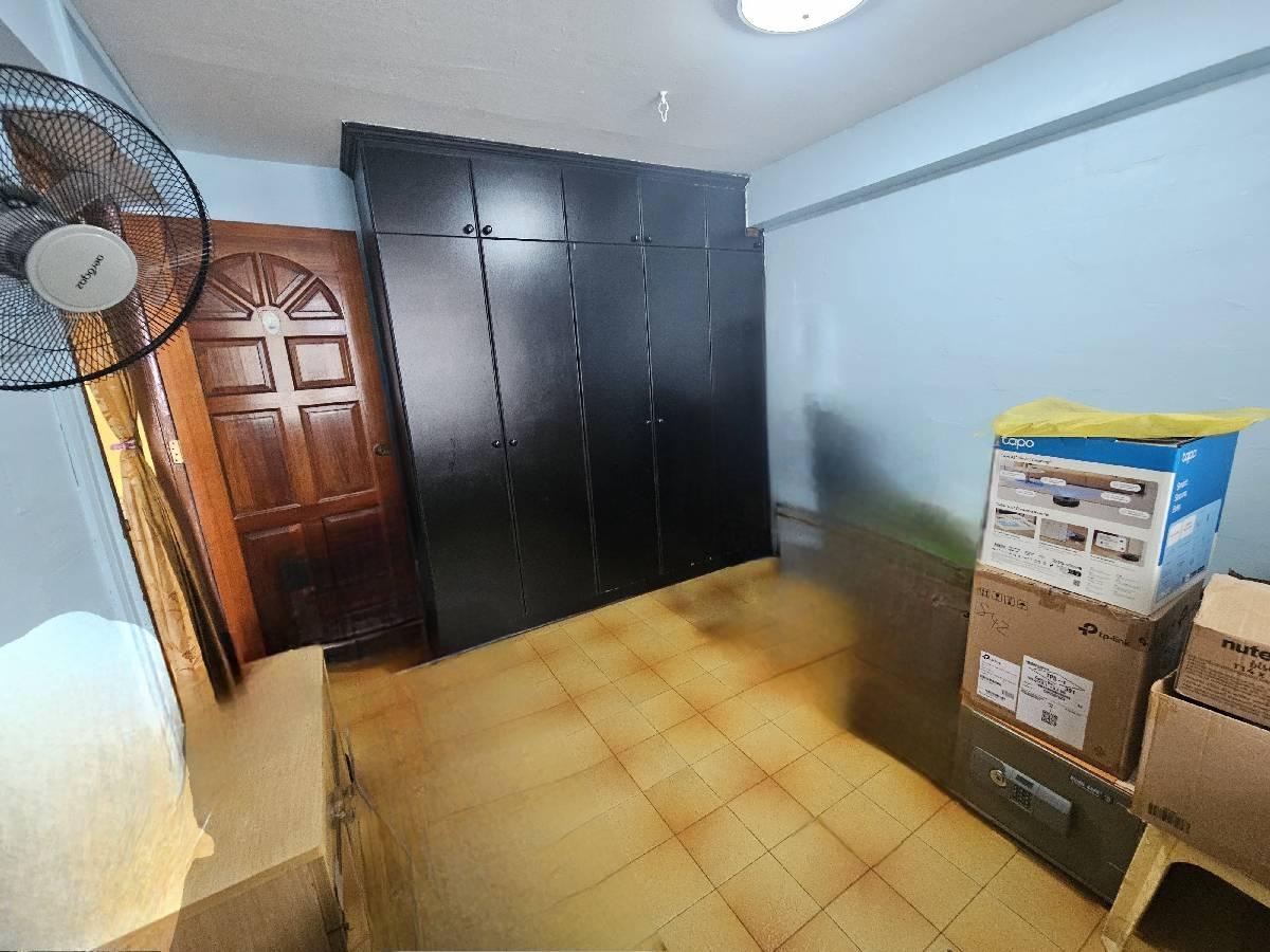 2 Ghim Moh Road HDB Apartment For Sale, $400,000, 2 Bed 1 Bath 700 sqft $571.00 psf