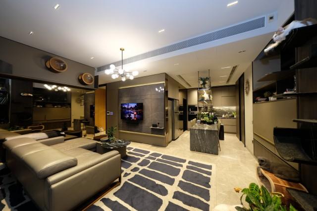 Prop-GPT: Condominium: D10  Nouvel 18