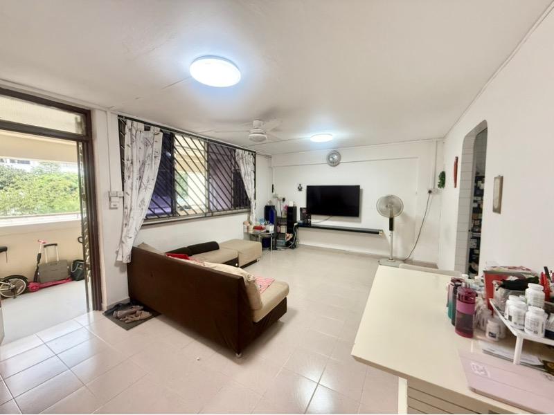 Prop-GPT: HDB Apartment: D18 Tampines 840 Tampines Street 82