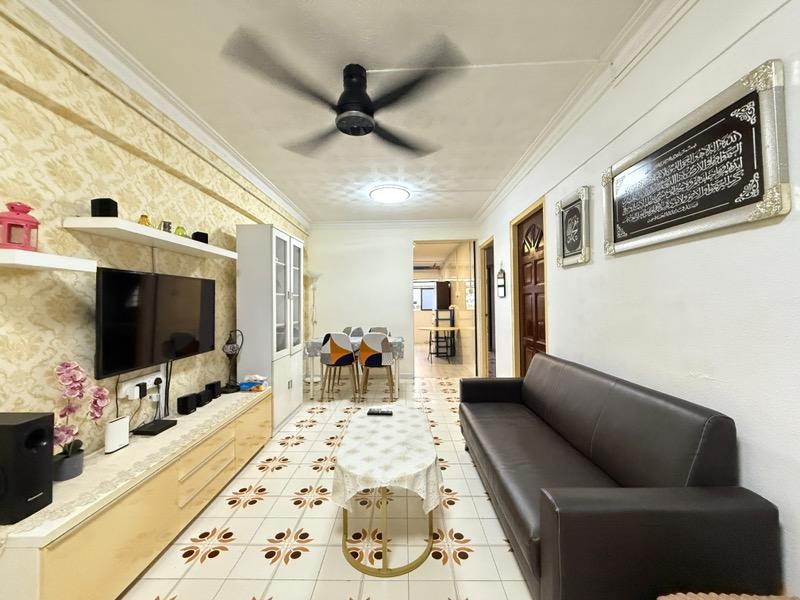 Prop-GPT: HDB Apartment: D19 Hougang 114 Hougang Avenue 1