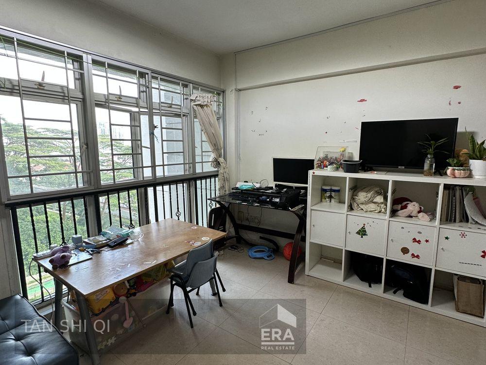 Very High Floor! Bright and Breezy! Nearest to Mrt!