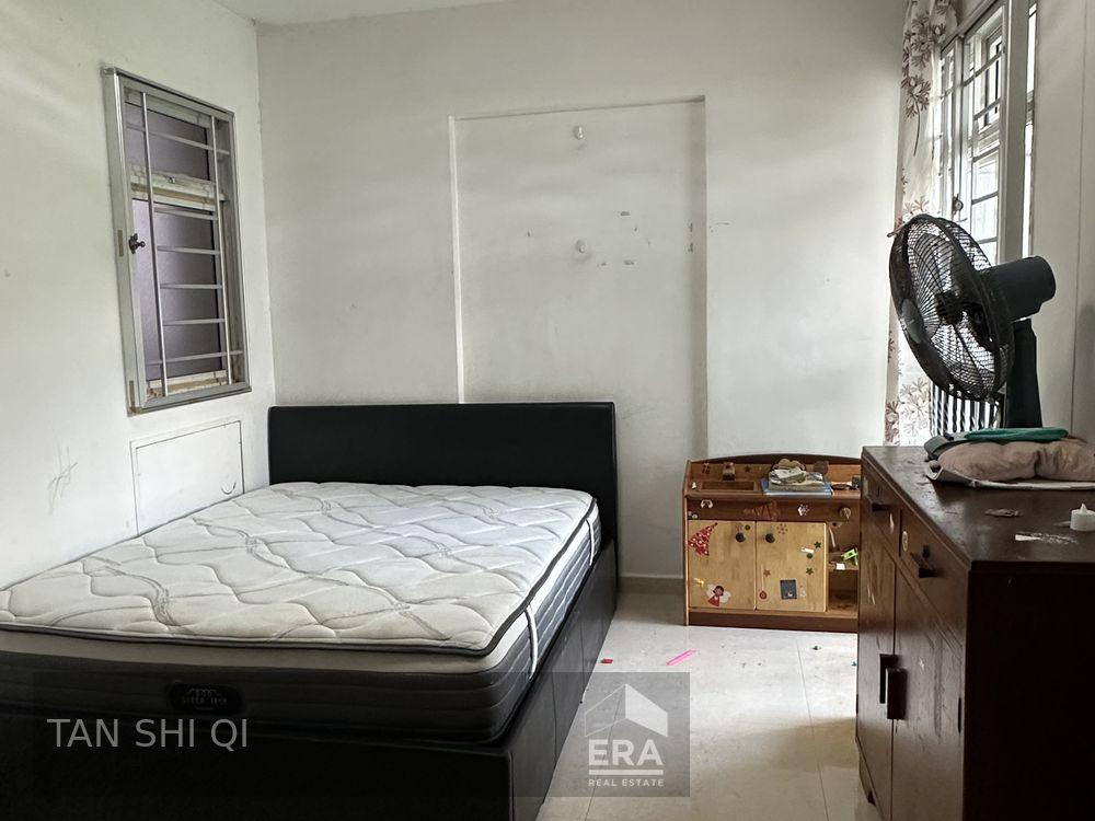 Very High Floor! Bright and Breezy! Nearest to Mrt!