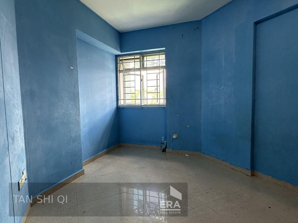 Very High Floor! Bright and Breezy! Nearest to Mrt!