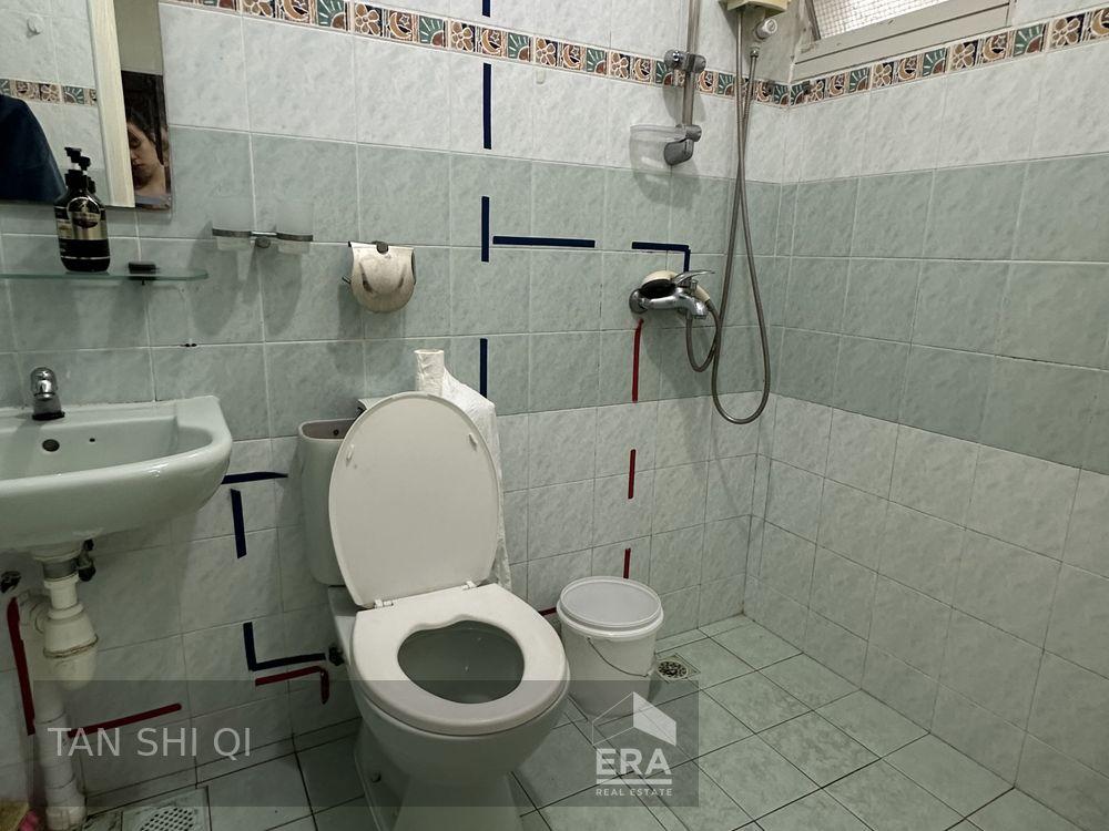 Very High Floor! Bright and Breezy! Nearest to Mrt!