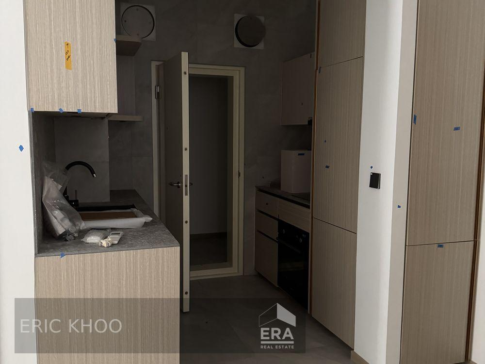 Rare Spacious 2 Bedder With 2 Baths,dumbbell-layout,do Not Miss !