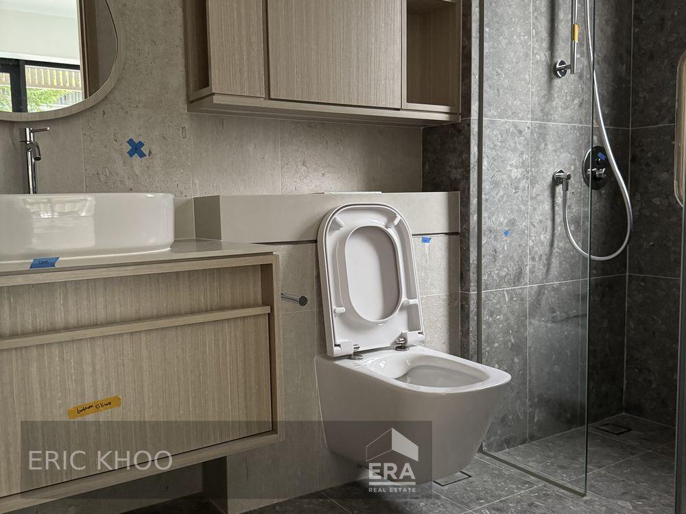 Rare Spacious 2 Bedder With 2 Baths,dumbbell-layout,do Not Miss !