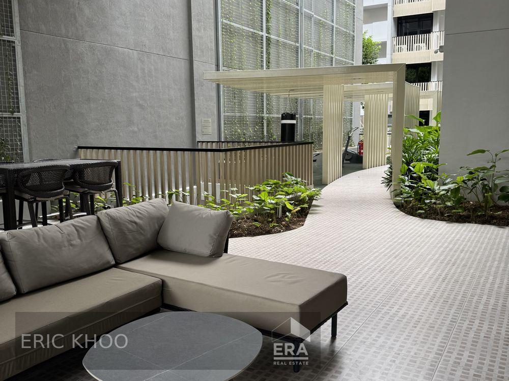 Rare Spacious 2 Bedder With 2 Baths,dumbbell-layout,do Not Miss !