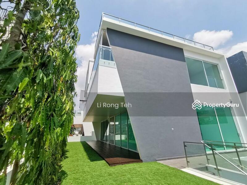 Prop-GPT: Detached: D10 Holland  Beautiful Modern Luxury Detached House at Greenleaf