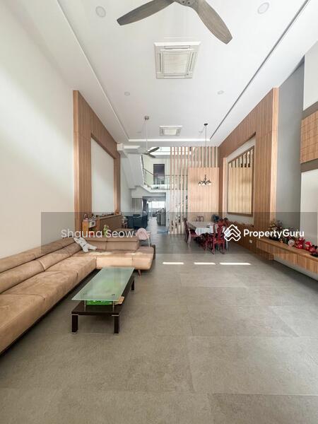 Prop-GPT: Terrace: D20  Rare Spacious Inter-Terrace  6 Generous Bedrooms