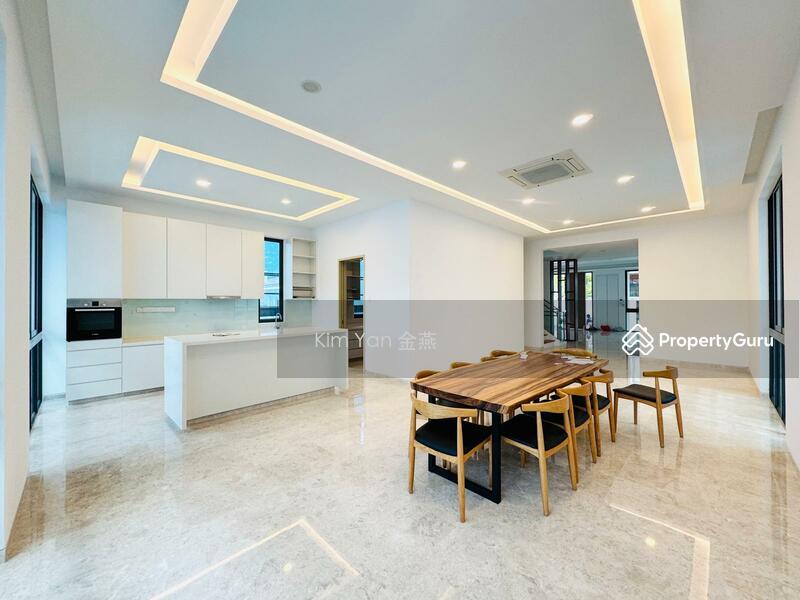 Prop-GPT: Bungalow: D28  Refurbished Bungalow, 4 levels with Lift, swimming pool, Park 3 cars inside