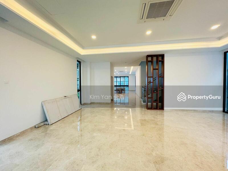 Refurbished Bungalow, 4 levels with Lift, swimming pool, Park 3 cars inside