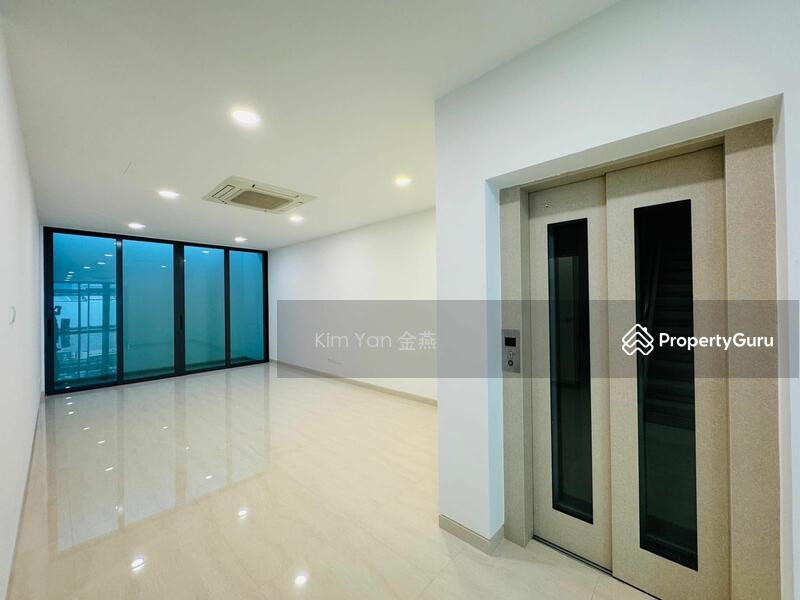 Refurbished Bungalow, 4 levels with Lift, swimming pool, Park 3 cars inside