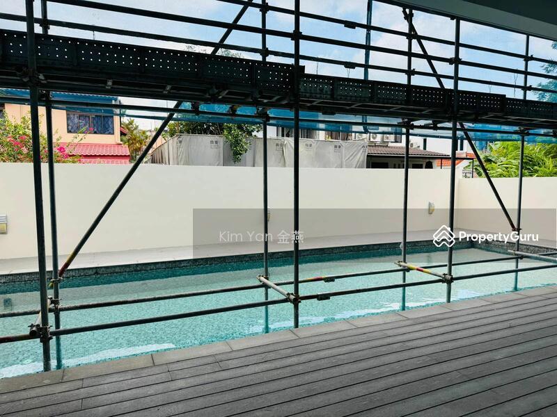 Refurbished Bungalow, 4 levels with Lift, swimming pool, Park 3 cars inside