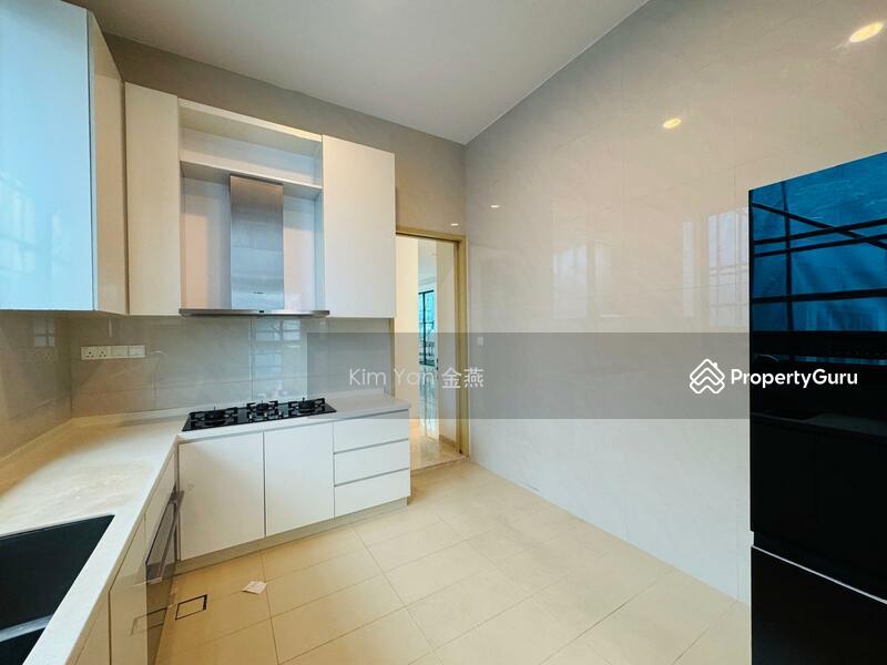 Refurbished Bungalow, 4 levels with Lift, swimming pool, Park 3 cars inside