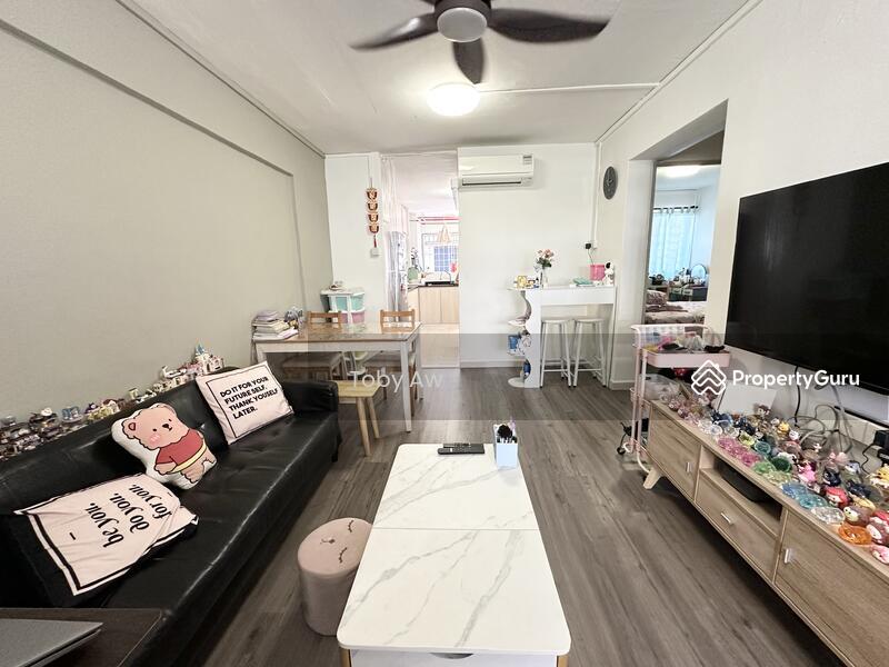 Prop-GPT: HDB Flat: D19 Hougang 677 Hougang Avenue 8