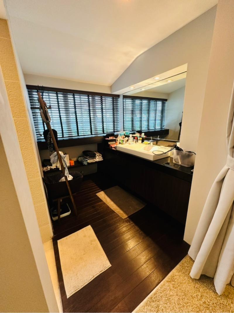 The Windsor Condominium For Sale, $4,180,000, 4 Bed 3 Bath 2,454 sqft $1,703.00 psf