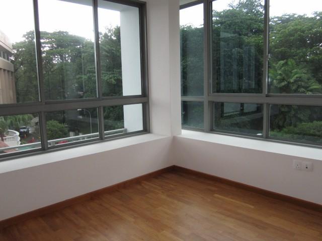 Prop-GPT: Condominium: D09 Cairnhill CHEAP Dist 09!! $50k below value, Freehold Cheaper than 99yrs. Est. 5 mins MRT