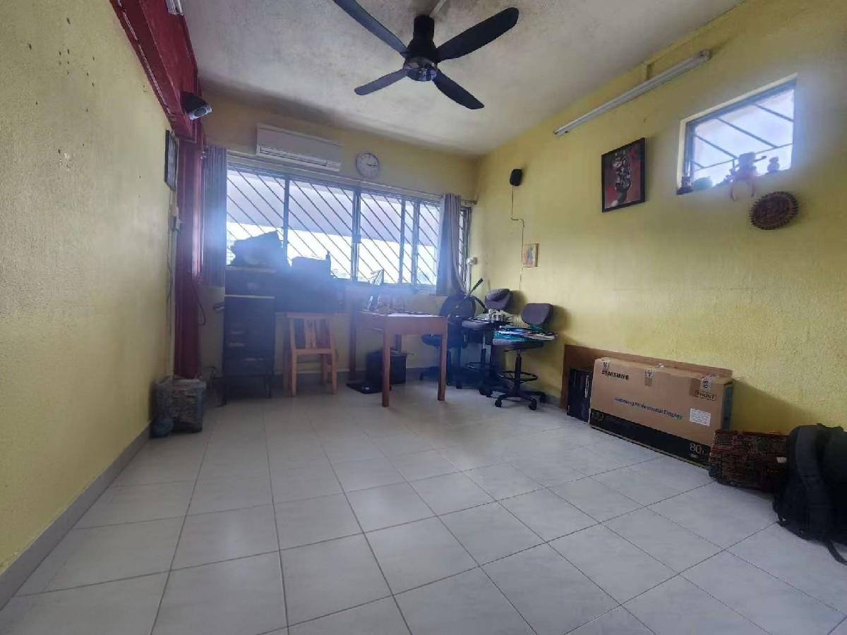 121 Mcnair Road HDB Apartment For Sale, $770,000, 3 Bed 2 Bath 1,119 sqft $688.00 psf