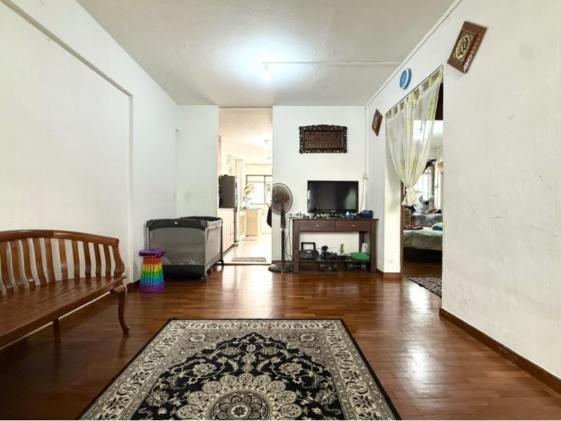 Prop-GPT: HDB Apartment: D27 Yishun 172 Yishun Avenue 7