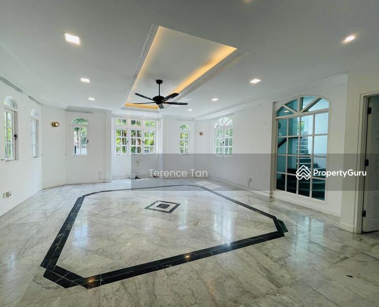 Prop-GPT: Detached: D10 Ardmore Prime Fernhill Bungalow, Minutes to Orchard! 1 KM to SCGS! 