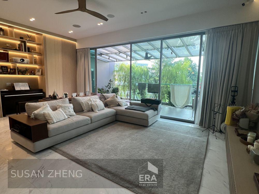 Spacious 4-bedrooms Ensuite Penthouse