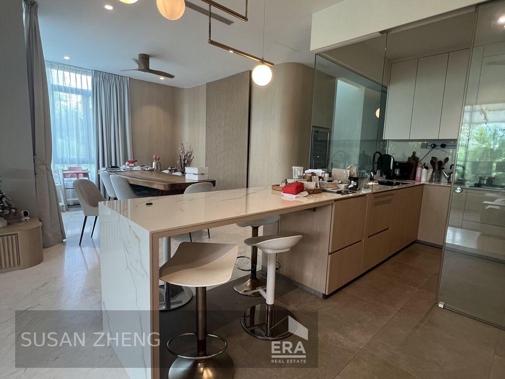 Spacious 4-bedrooms Ensuite Penthouse