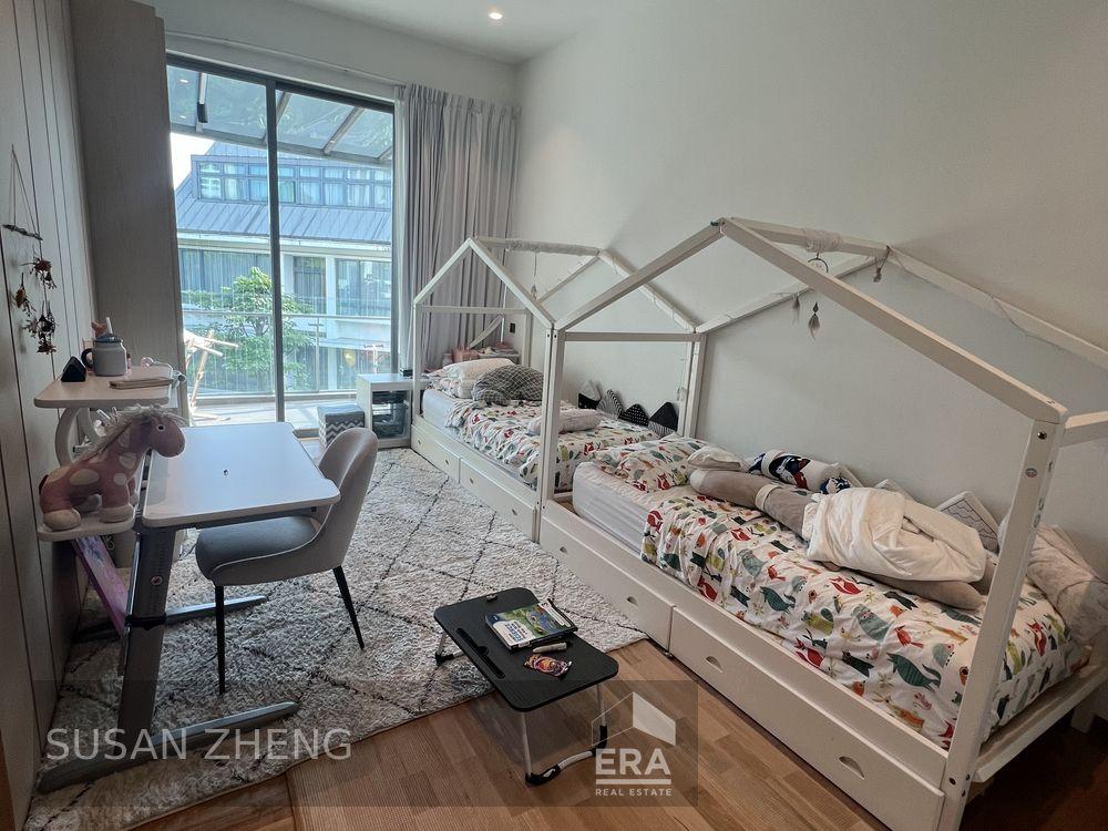 Spacious 4-bedrooms Ensuite Penthouse