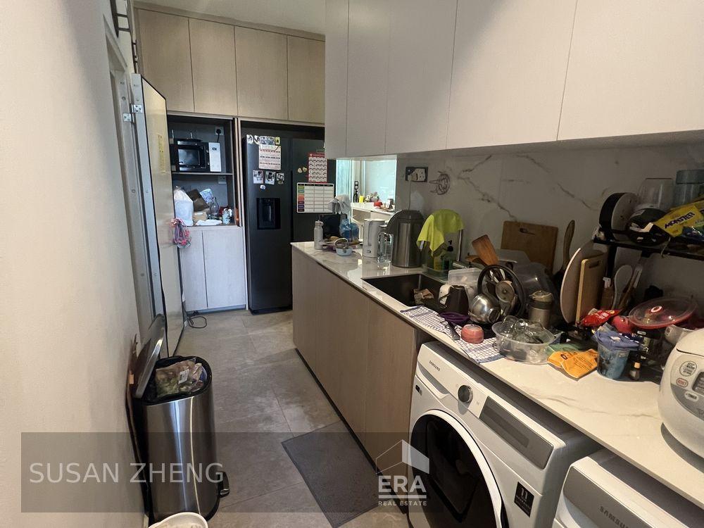 Spacious 4-bedrooms Ensuite Penthouse