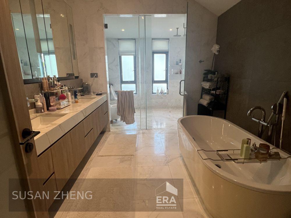 Spacious 4-bedrooms Ensuite Penthouse