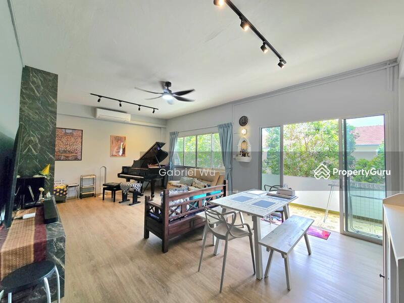 Prop-GPT: Apartment: D15   4 Gray Lane  Walk Up  Freehold Heritage